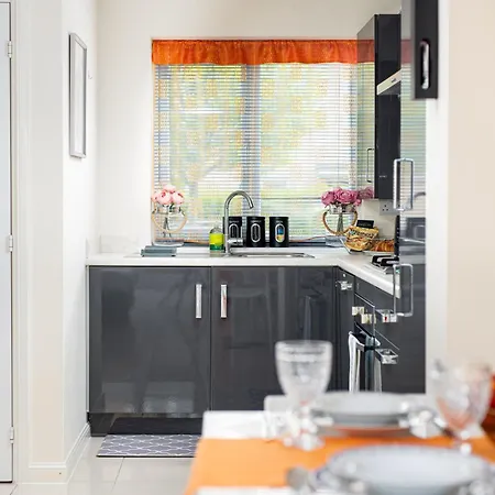 Modern And Quiet 2bed House By Fabaccommodation *