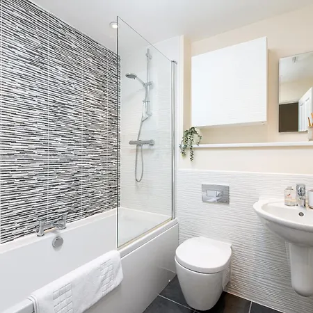 Modern And Quiet 2bed House By Fabaccommodation Bristol