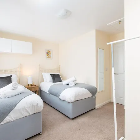 New Modern And Quiet 2bed House By Fabaccommodation