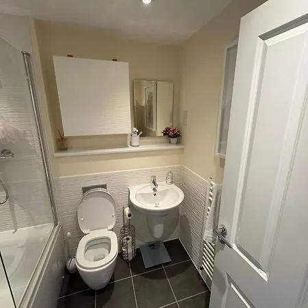 Apartment Modern And Quiet 2bed House By Fabaccommodation
