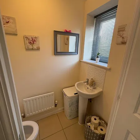Modern And Quiet 2bed House By Fabaccommodation Apartment *