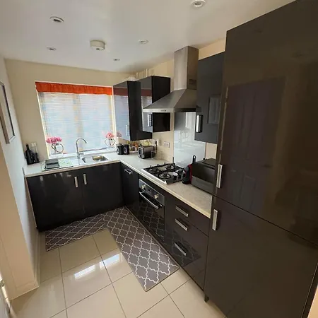 Apartment Modern And Quiet 2bed House By Fabaccommodation *