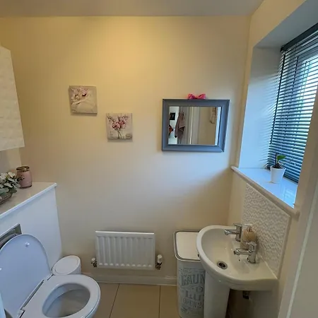 Modern And Quiet 2bed House By Fabaccommodation *