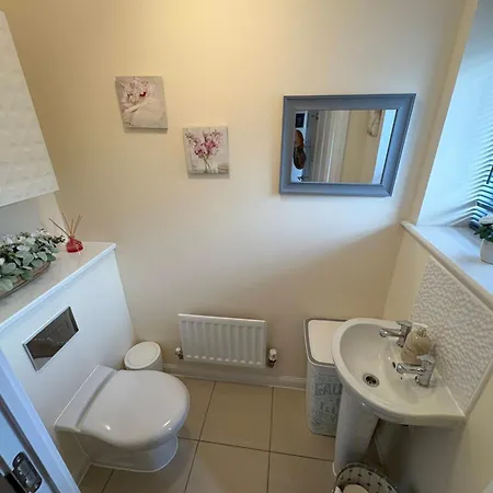 Modern And Quiet 2bed House By Fabaccommodation Apartment