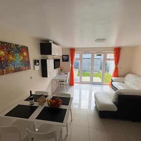 Modern And Quiet 2bed House By Fabaccommodation *