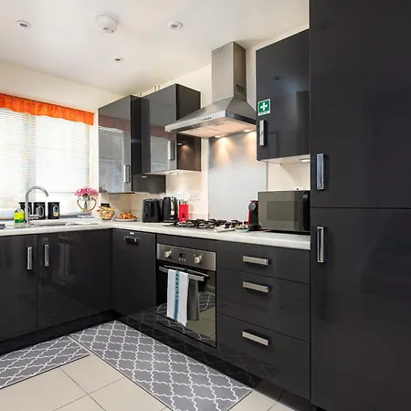Апартаменти Modern And Quiet 2bed House By Fabaccommodation