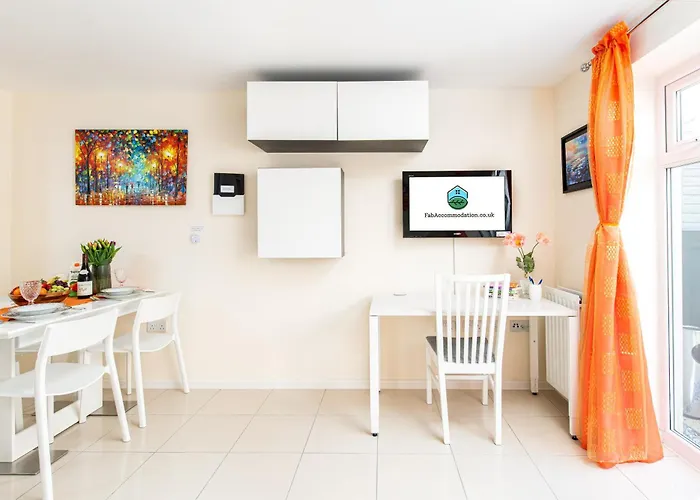 New Modern And Quiet 2bed House By Fabaccommodation *