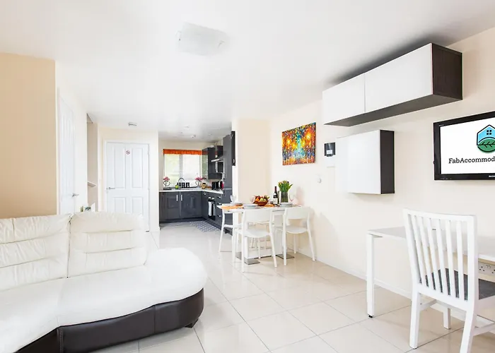 Modern And Quiet 2bed House By Fabaccommodation Apartment