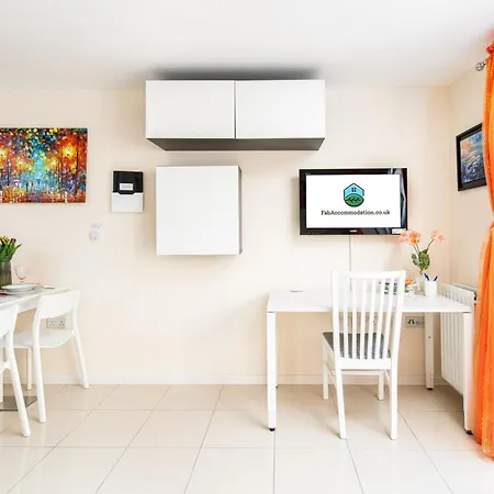 Modern And Quiet 2bed House By Fabaccommodation *