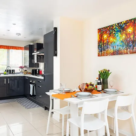 Modern And Quiet 2bed House By Fabaccommodation *